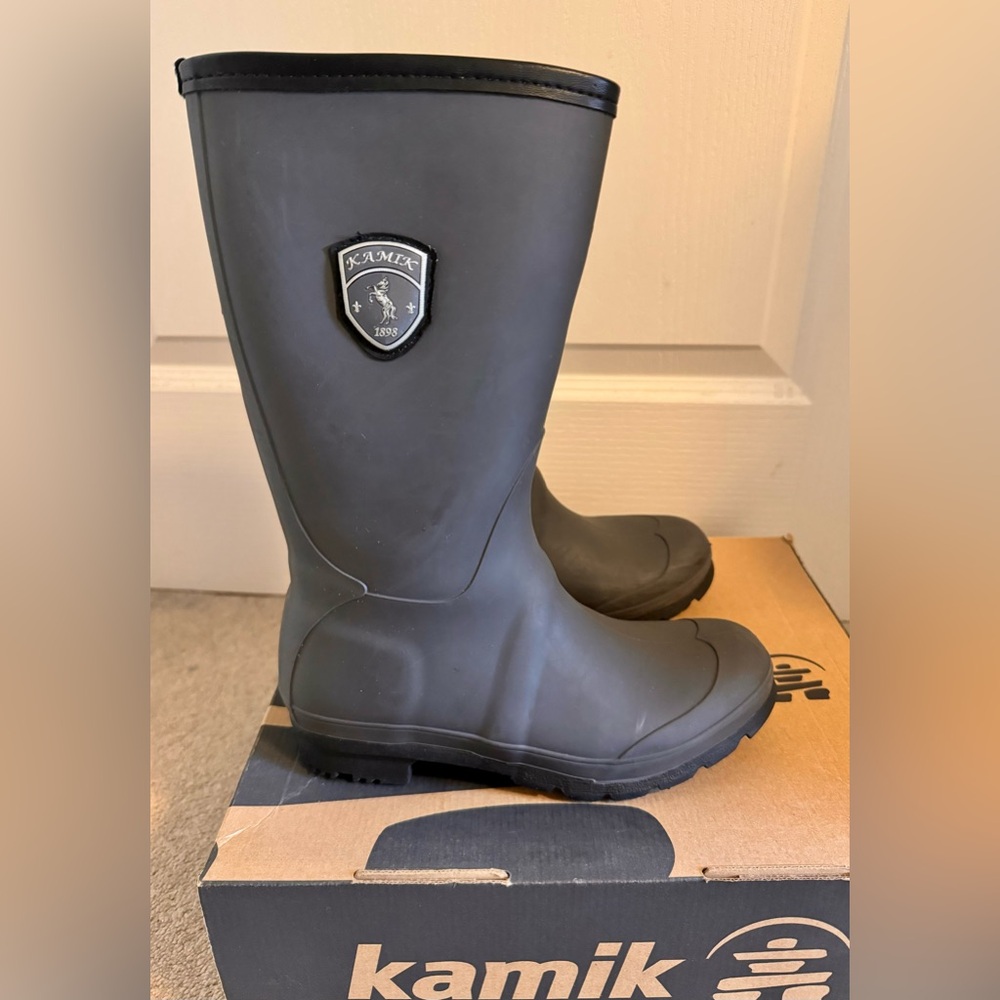 Women/girls rain boots, size 7. Brand:Kamik. Like new condition. With the box.